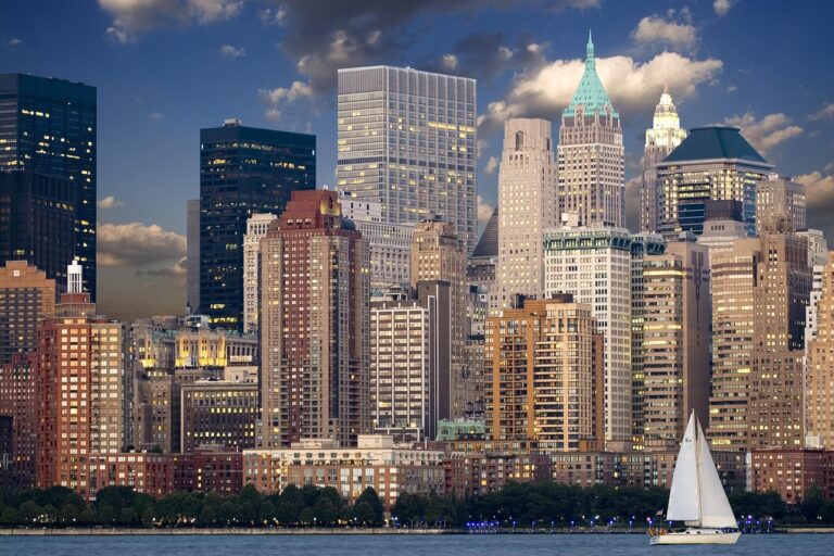 New York City Travel Guide: Best Places & Hotels